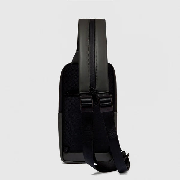 Zaino Monospalla Piquadro Porta iPad Mini in Tessuto Tecnico Compatto NERO TU | Giò Fashion