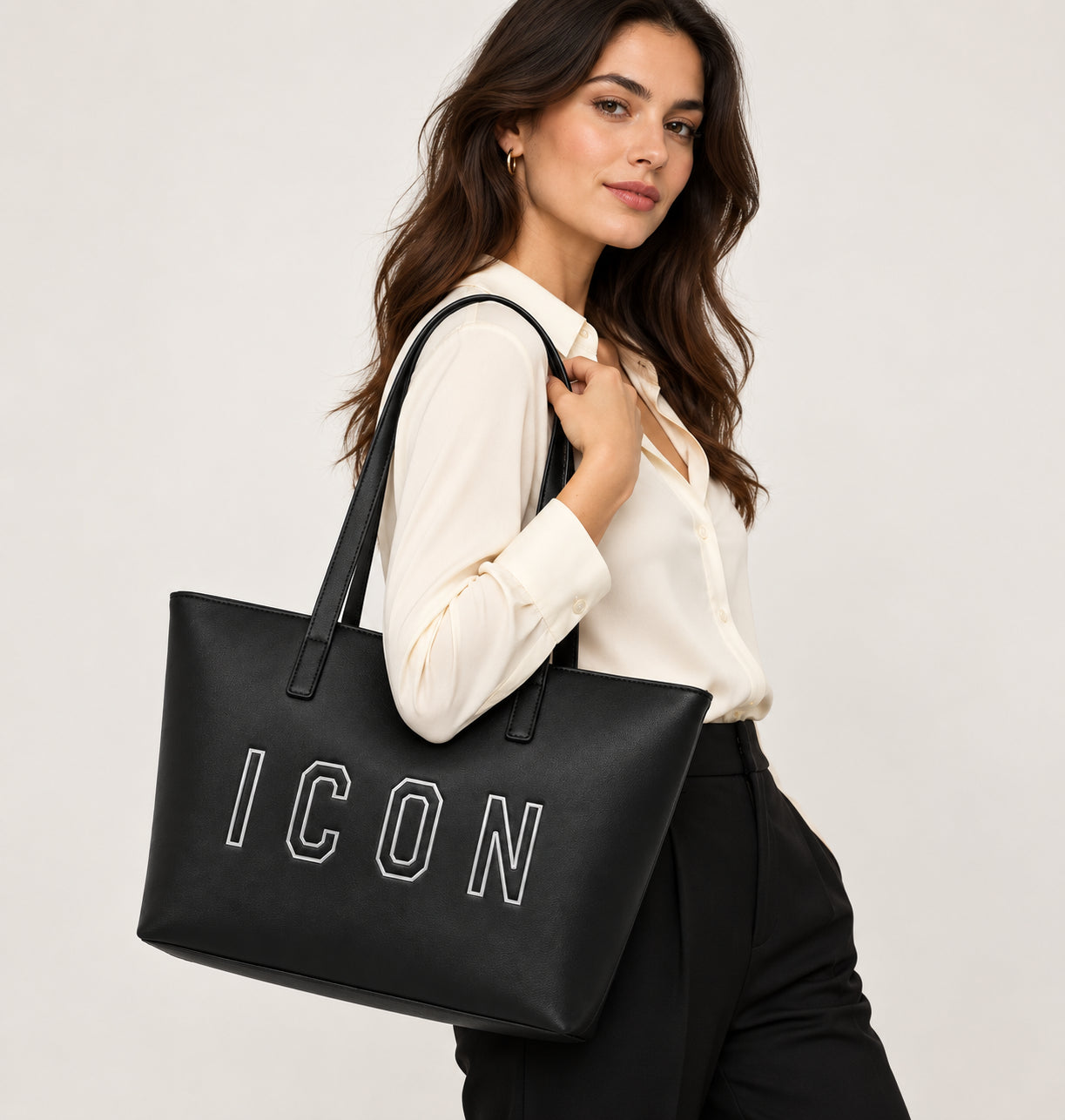 Borsa shopping a spalla con logo dorato a contorno