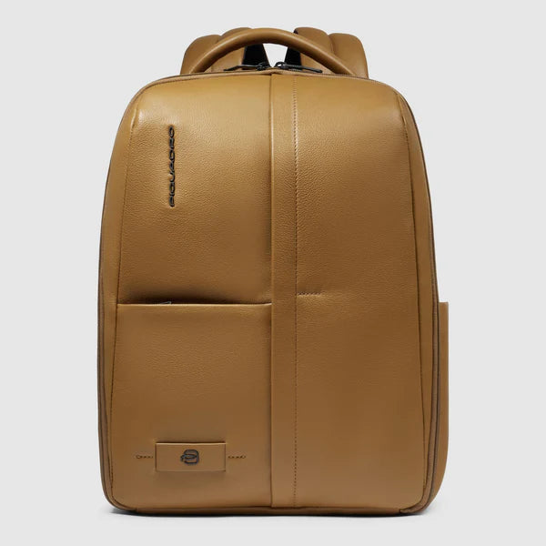 Zaino Piquadro in pelle con tasca porta PC e design minimal