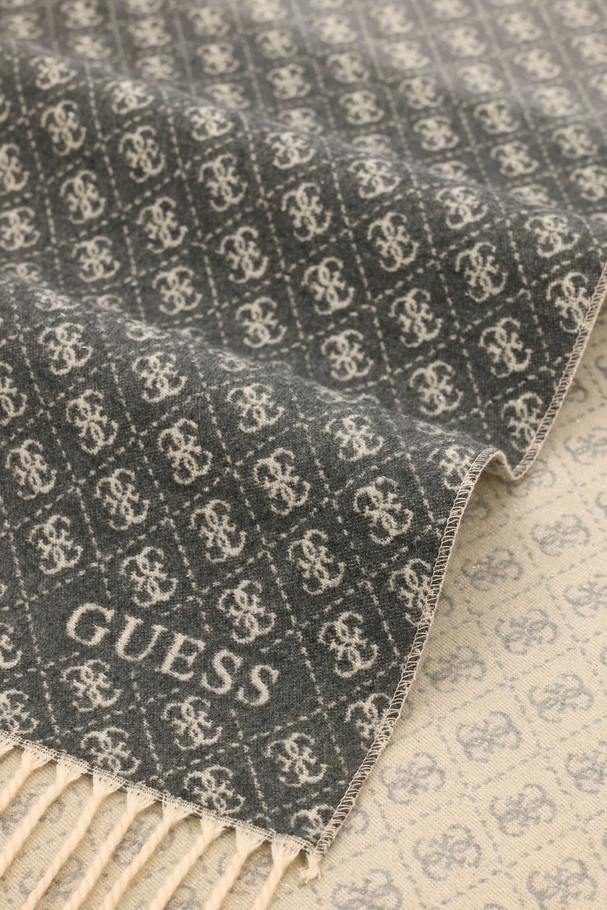 Guess Sciarpa Reversibile con Logo e Frange
