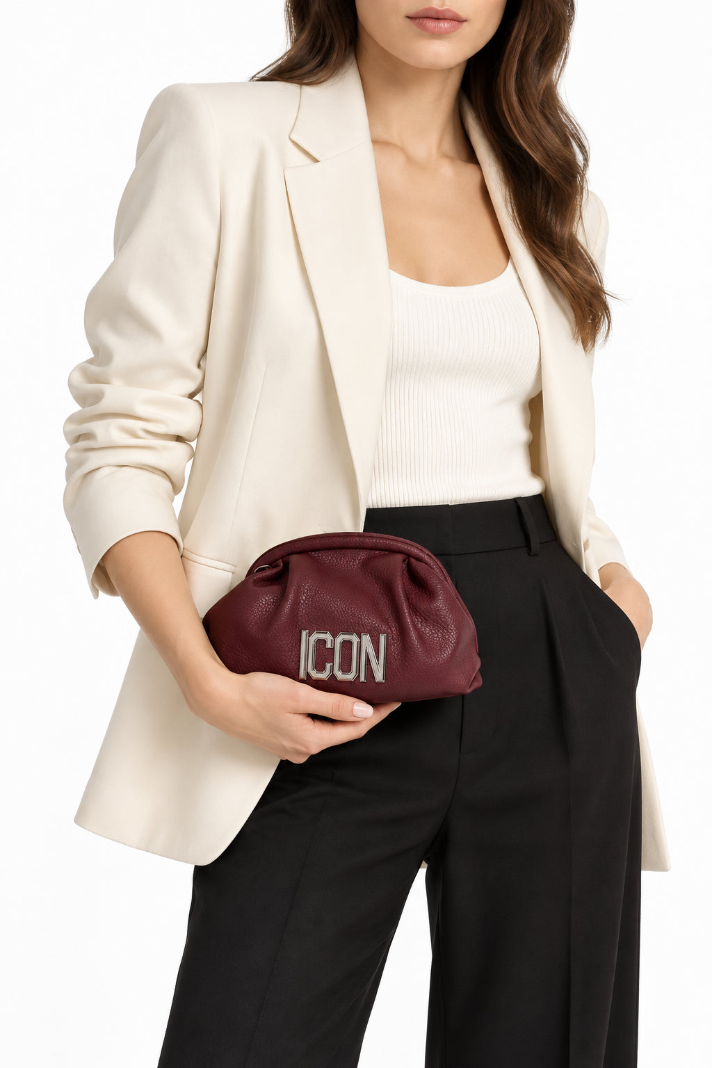 Pochette effetto martellato con arricciature e logo metallico
