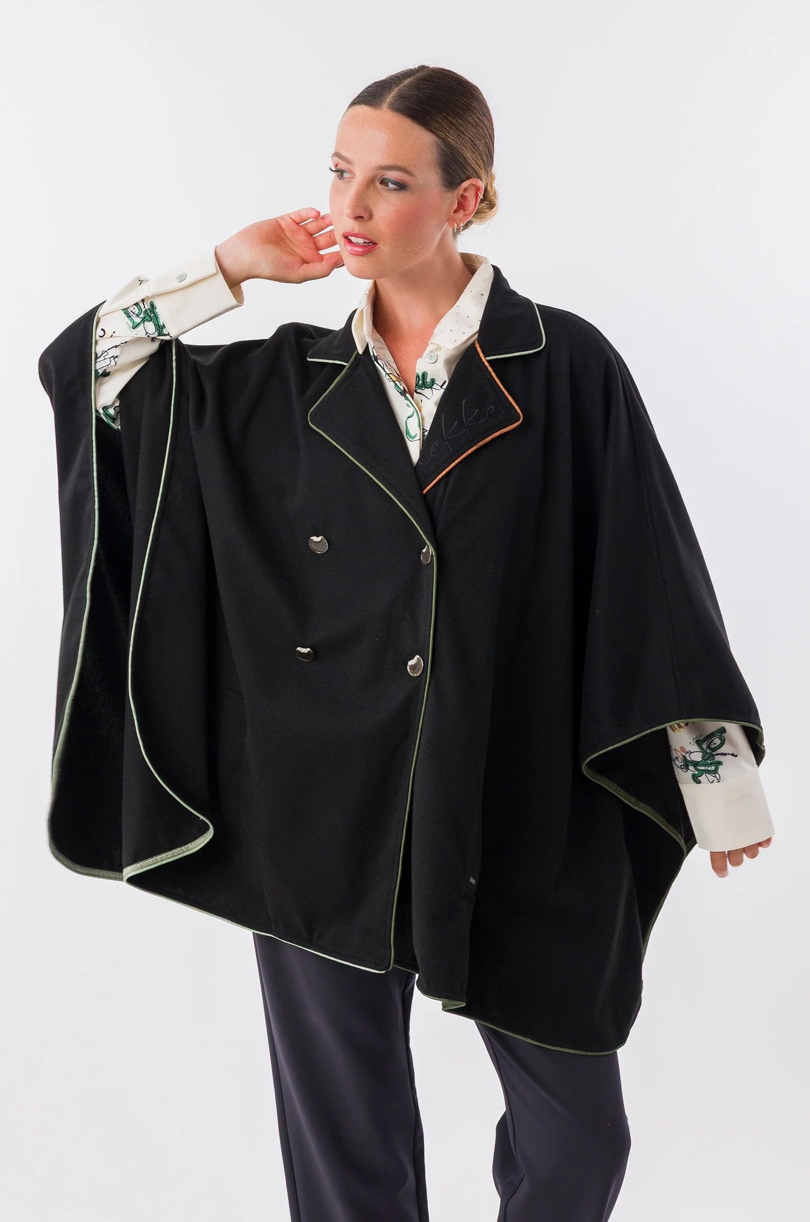 Mantella Donna Anekke con Bottoni dal Design Elegante e Raffinato