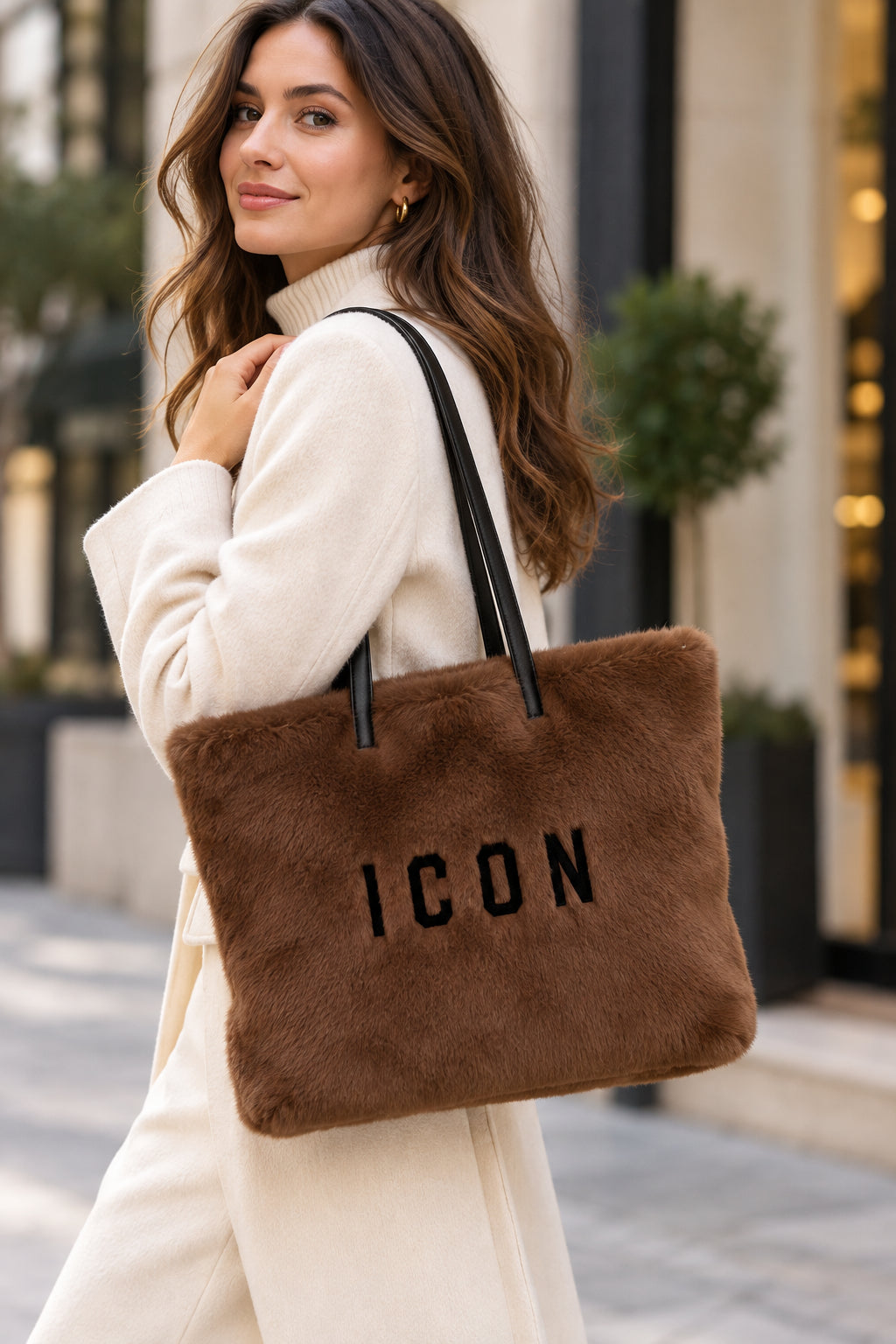 Borsa shopping effetto pelliccia con logo a contrasto